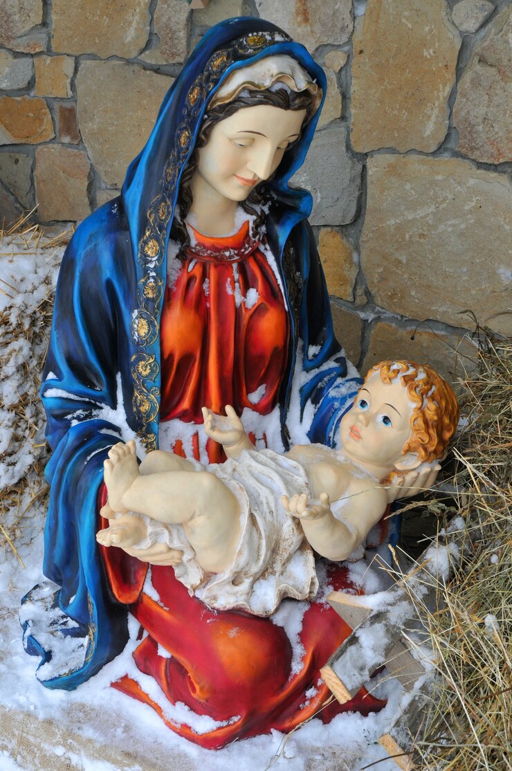 Foto presépio nascimento jesus estatueta de maria com jesus recém-nascido no feno coberto de neve