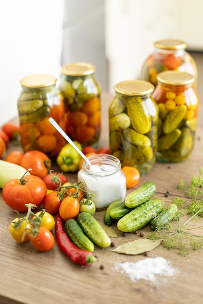 Foto preservação de tomates e pepinos, a colheita é salgada em potes