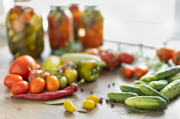 Preservação de tomates e pepinos, a colheita é salgada em potes