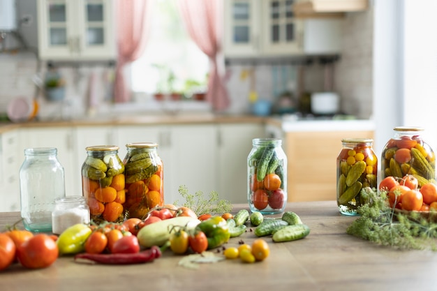 Preservação de tomates e pepinos, a colheita é salgada em potes