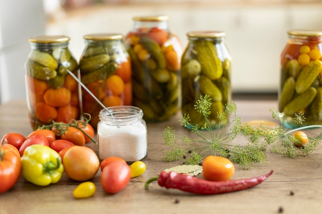 Foto preservação de tomates e pepinos, a colheita é salgada em potes