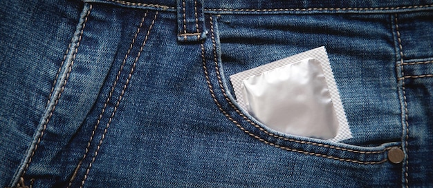 Preservativo no bolso da calça jeans