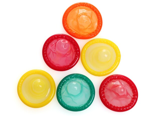 Foto preservativos coloridos isolados em branco