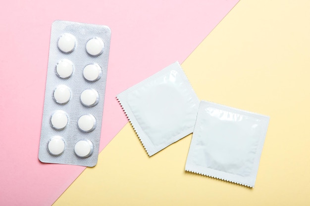 Preservativos e outros contraceptivos em um fundo colorido