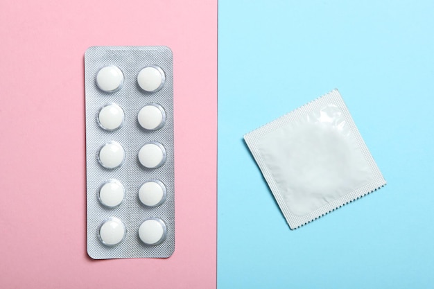 Preservativos e outros contraceptivos em um fundo colorido