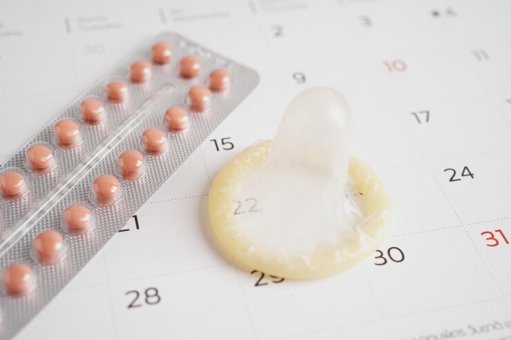 Foto preservativos e pílulas anticoncepcionais para prevenir infecções, sexo seguro e controle de natalidade