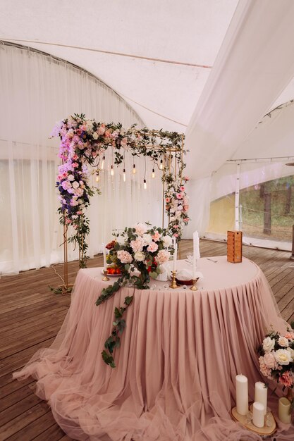 El presidium de la boda para los novios decorado con flores 4381