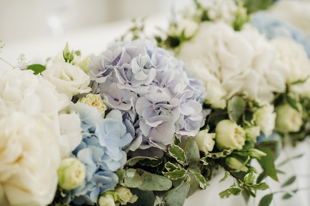 Presidium da mesa dos noivos do casamento decorada com muitas flores