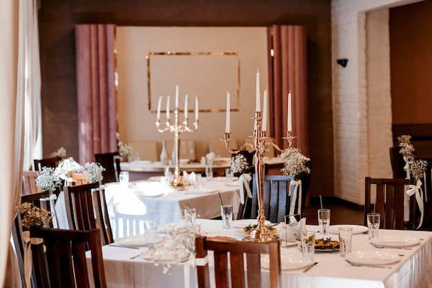 el presidium de los recién casados en el salón de banquetes del restaurante está decorado con velas