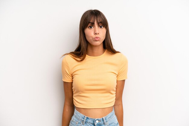 presionando los labios junto con una linda expresión feliz y divertida enviando un beso