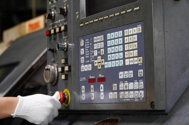 Presione el botón de emergencia en el panel de control de la máquina cnc en la fábrica concepto de prevención antes de dañar las máquinas CNC