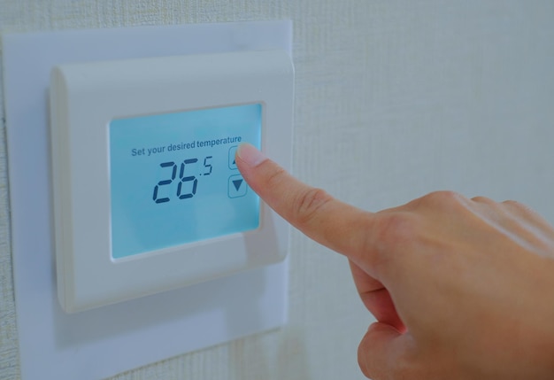 Presione a mano el panel de la pantalla táctil del concepto de ahorro de energía del acondicionador de aire