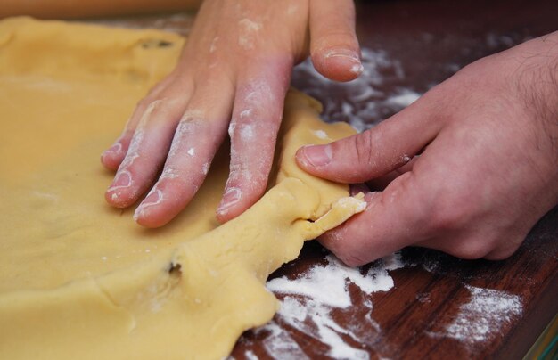 Presione la masa sobre la base y los lados. Hacer postre de tarta.