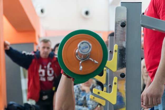 Press de banca en el gimnasio. competición y torneo