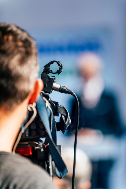 Pressekonferenz Event Kameramann Aufnahme männlicher Sprecher