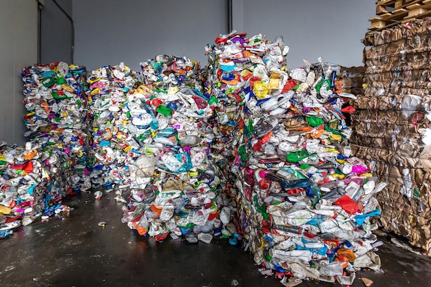 Pressen von Kunststoffballen in der modernen Gefahrenspeicher Anlage Separate Müllsammlung Recycling und Lagerung von Abfällen zur weiteren Entsorgung Geschäft zur Sortierung und Verarbeitung von Abfällen