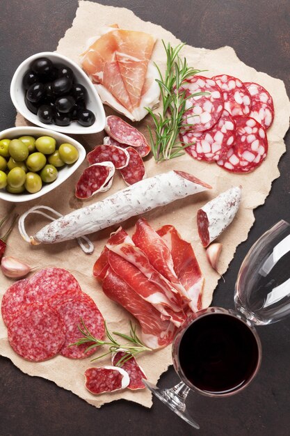 Presunto de salsicha de salame e vinho