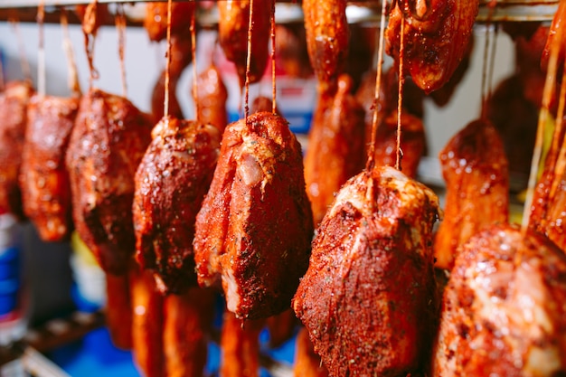 Presunto defumado no forno. produção de salsicha na fábrica.