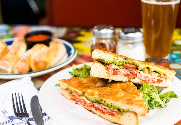 Presunto fresco e provolone com sanduíche de pesto no restaurante italiano.