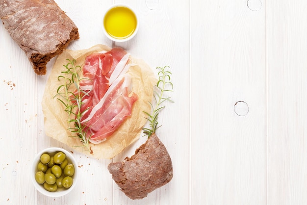 Presunto italiano com ciabatta e azeitonas