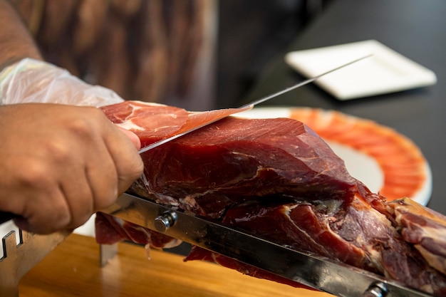 Presunto Jamon serrano Fatia de presunto espanhol tradicional cortado à mão com uma faca