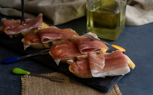 Presunto serrano espanhol típico acompanhado de pão