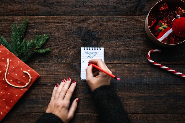 Presupuesto navidad presupuesto amigable navidad navidad consejos para ahorrar dinero manos femeninas con muy pequeñas