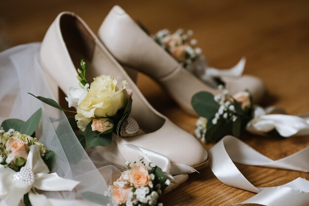 Pretaraciones de accesorios de novias para el día de la boda, zapatos y ojete.