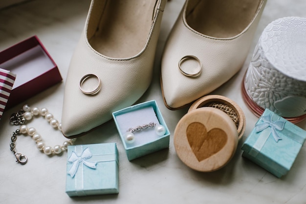 Pretaraciones de accesorios de novias para el día de la boda, zapatos y ojete.