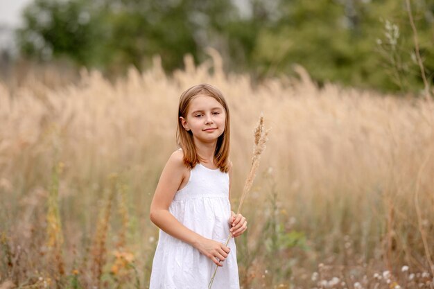 Preteen Mädchen im Feld