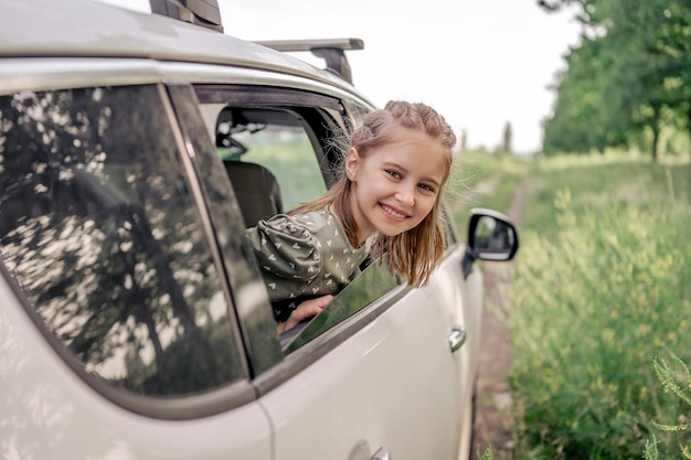 Preteen Mädchen mit Auto in der Natur