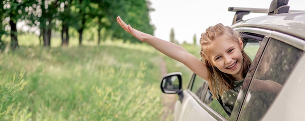 Preteen Mädchen mit Auto in der Natur