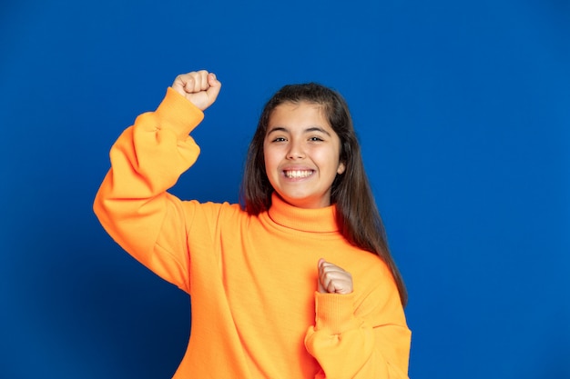 Preteen Mädchen mit gelbem Sweatshirt