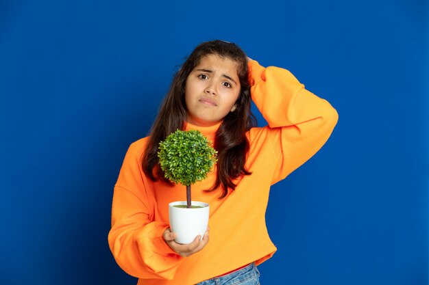 Preteen Mädchen mit gelbem Sweatshirt