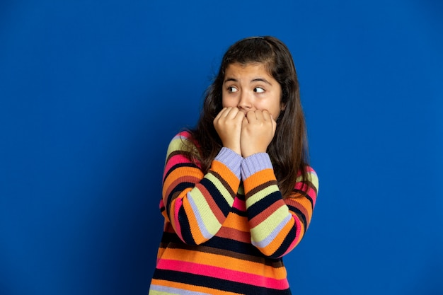 Preteen Mädchen mit gestreiftem Sweatshirt