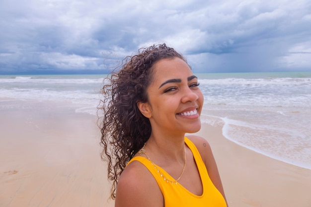 Preto afro jovem linda garota de cabelo encaracolado biquíni praia Afro-americana férias de verão xA