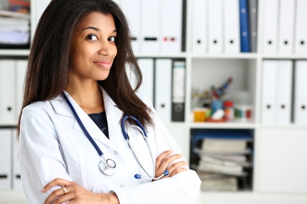 Foto preto bonito retrato feminino médico sorridente