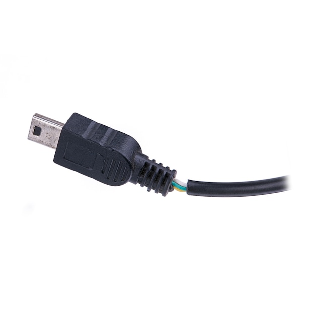 Foto preto danificado cabo do carregador usb para celular em um branco. conceito de reparo de fios