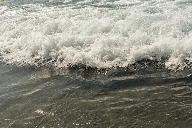 Preto e branco de água do mar espumosa com onda