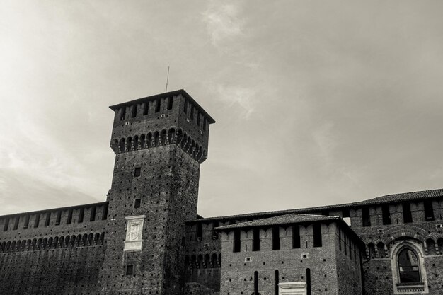 Foto preto e branco vista panorâmica do castelo sforzesco em milão