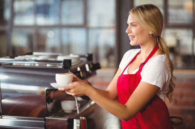 Foto pretty barista entregando uma xícara de café