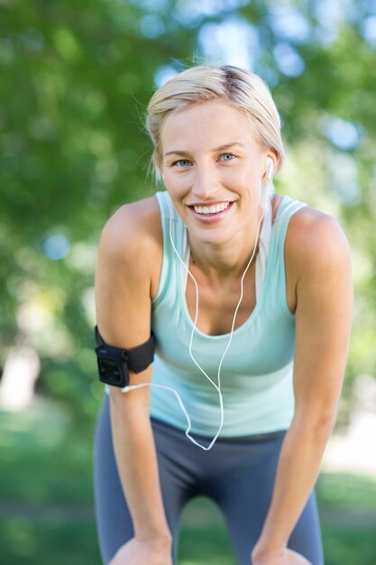 Pretty blonde Joggen im Park