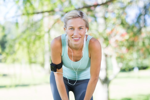 Pretty blonde Joggen im Park