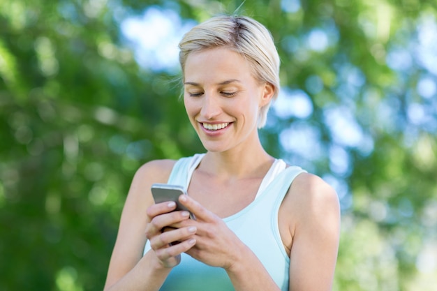 Pretty blonde mit Smartphone