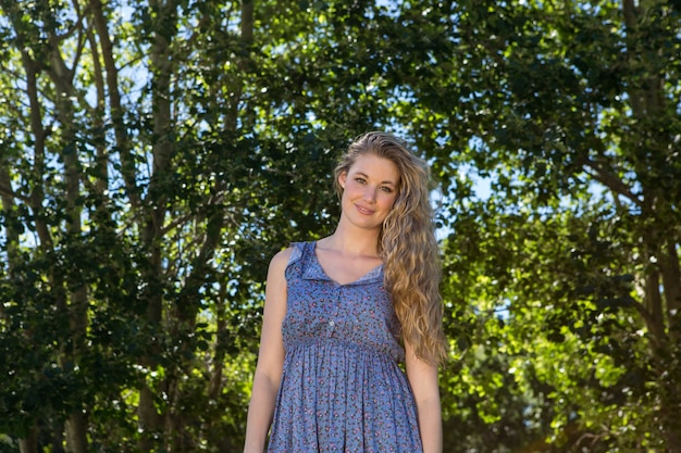 Pretty blonde sorrindo no parque