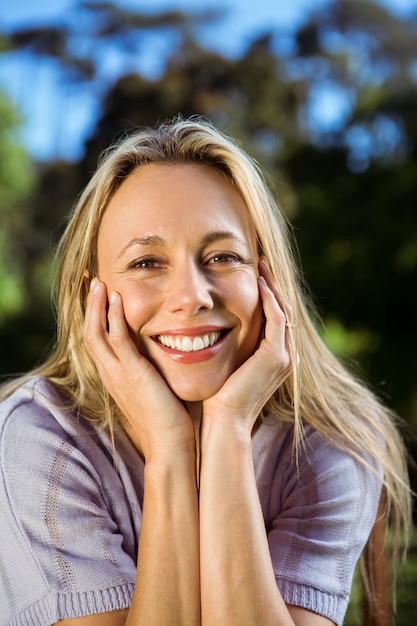 Pretty blonde sorrindo no parque