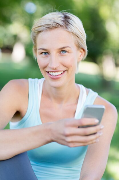 Pretty blonde usando smartphone