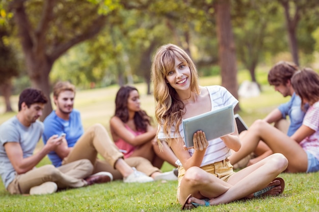 Pretty blonde usando tablet no parque