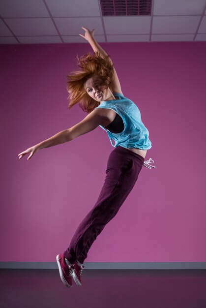 Foto pretty break dancer saltando en el aire