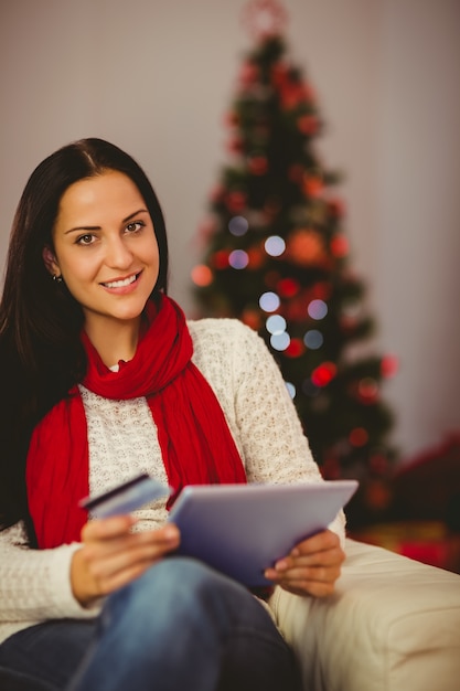 Pretty brunette shopping on-line com tablet no natal